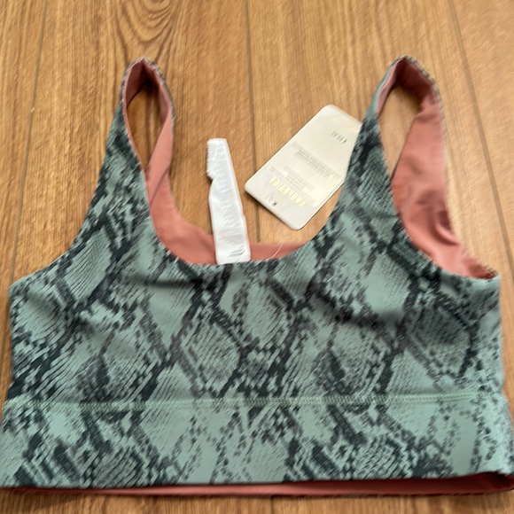 NWT fabletics green snake skin print sports bra - Picture 2 of 2